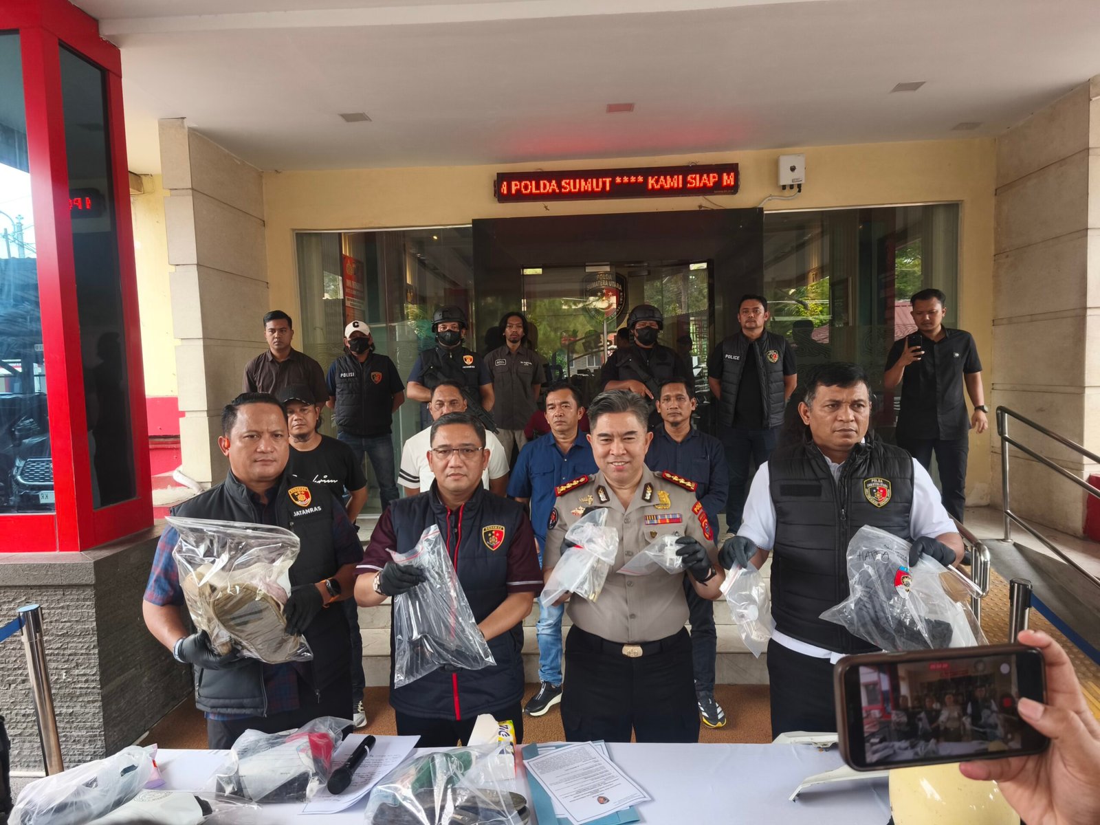 Dirreskrimum Polda Sumut Kombes Pol. Cornelis Mangarahon Simanjuntak ungkap kasus pembunuhan berencana di Tanjung Morawa, dua pelaku penembakan Donny Pacek ditangkap, Kamis (22/10/2026).