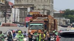 Ditengah Guyuran Hujan, Kapolsek Sunggal Atur Lalin Pagi Hari di Wilayahnya