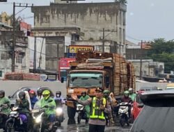 Ditengah Guyuran Hujan, Kapolsek Sunggal Atur Lalin Pagi Hari di Wilayahnya