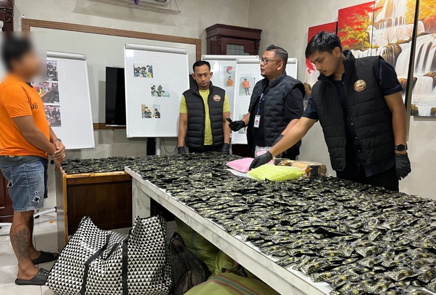 Rabu malam, 27 Oktober 2026, Deli Serdang – Satres Narkoba Polrestabes Medan gerebek gudang pinang di Sei Mencirim yang disulap jadi gudang narkoba, sita 3 Kg sabu, 10.000 ekstasi, dan 1.778 vape senilai Rp10 miliar.