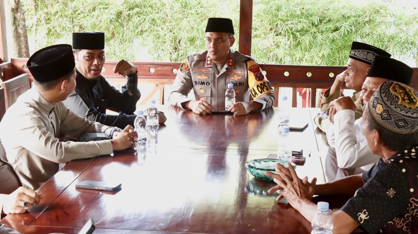 Jumat, 31 Oktober 2026, Binjai Selatan – Kapolres Binjai AKBP R. Bimo Moernanda Jumat Keliling di Masjid Al-Muhajirin Jalan P.U. 14 bersama Wadir Binmas Polda Sumut dan Wali Kota Binjai, salat berjamaah dengan 100 jemaah.