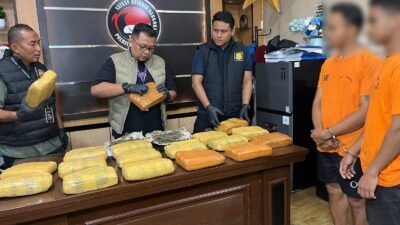 Rabu, 28 Oktober 2026, Deli Serdang – Satresnarkoba Polrestabes Medan gerebek gudang ganja berkedok kandang ayam di Marindal I Patumbak, sita 18 Kg ganja kering dan ringkus dua pelaku MF dan DS.