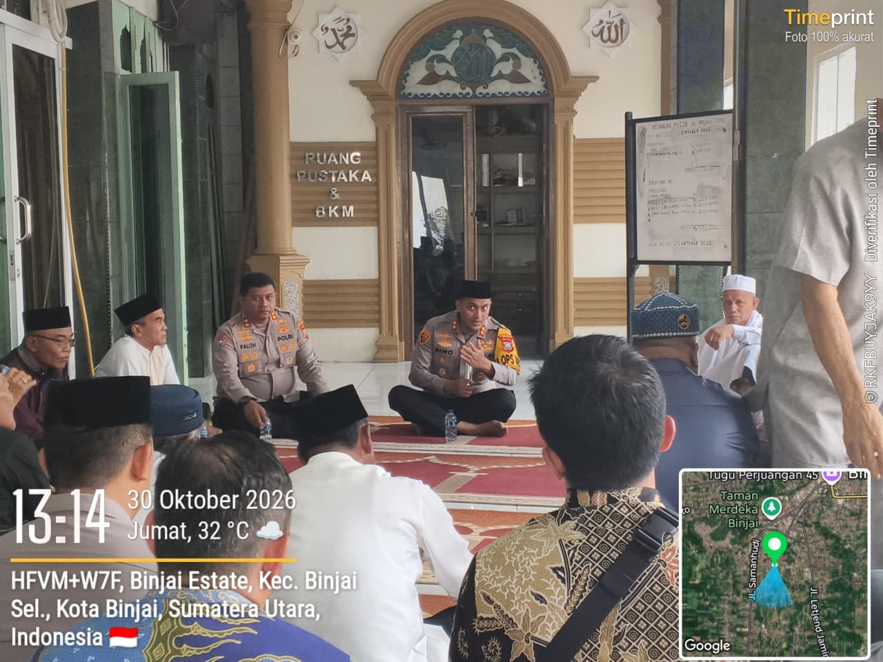 Binjai – Kapolres Binjai AKBP R. Bimo Moernanda silaturahmi dengan BKM Masjid Agung dan Masjid Raya serta tokoh agama, lanjut Sholat Ashar berjamaah di ruang kerja Kapolres Binjai Jalan Sultan Hasanuddin No.1.